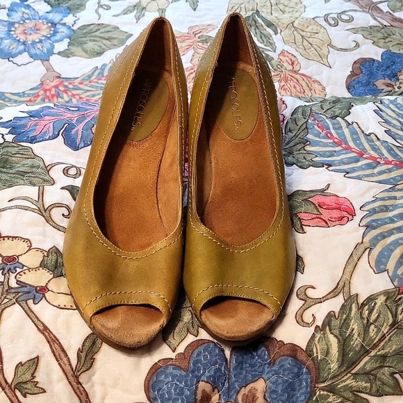 Aerosoles khaki leather wedge, like new - Picture 1 of 5